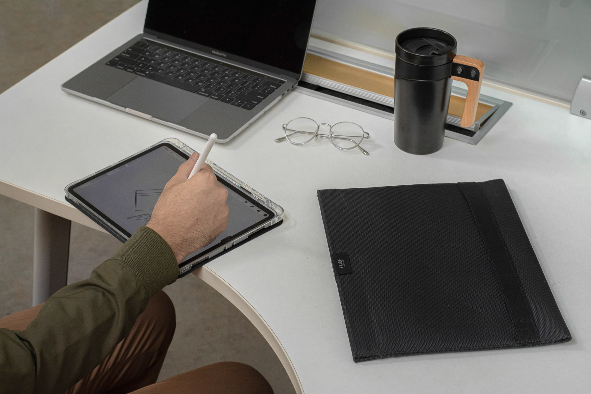 Faire Hunt Laptop Sleeve min